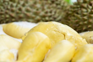 Durian, Tayland 'da bir meyve kralıdır ve Asya meyvelerinin, tarım çiftliğindeki Tay sokak yiyecekleri ve meyve pazarından alınabilecek çivili ve tatlı bir kabuğu vardır.