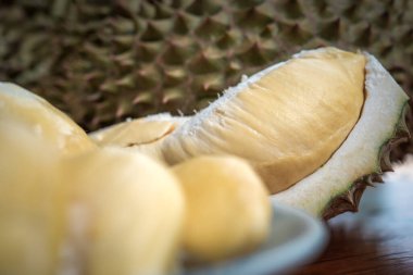 Durian, Tayland 'da bir meyve kralıdır ve Asya meyvelerinin, tarım çiftliğindeki Tay sokak yiyecekleri ve meyve pazarından alınabilecek çivili ve tatlı bir kabuğu vardır.