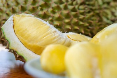 Durian, Tayland 'da bir meyve kralıdır ve Asya meyvelerinin, tarım çiftliğindeki Tay sokak yiyecekleri ve meyve pazarından alınabilecek çivili ve tatlı bir kabuğu vardır.