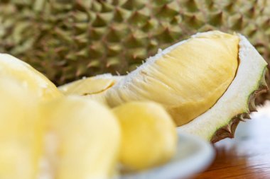 Durian, Tayland 'da bir meyve kralıdır ve Asya meyvelerinin, tarım çiftliğindeki Tay sokak yiyecekleri ve meyve pazarından alınabilecek çivili ve tatlı bir kabuğu vardır.