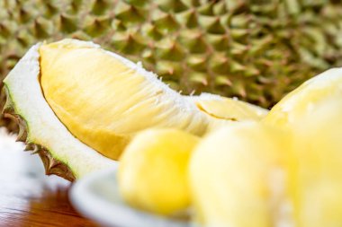 Durian, Tayland 'da bir meyve kralıdır ve Asya meyvelerinin, tarım çiftliğindeki Tay sokak yiyecekleri ve meyve pazarından alınabilecek çivili ve tatlı bir kabuğu vardır.