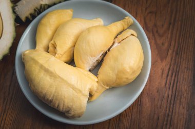 Durian, Tayland 'da bir meyve kralıdır ve Asya meyvelerinin, tarım çiftliğindeki Tay sokak yiyecekleri ve meyve pazarından alınabilecek çivili ve tatlı bir kabuğu vardır.