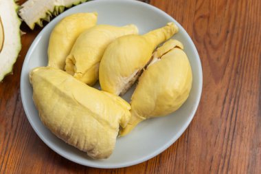 Durian, Tayland 'da bir meyve kralıdır ve Asya meyvelerinin, tarım çiftliğindeki Tay sokak yiyecekleri ve meyve pazarından alınabilecek çivili ve tatlı bir kabuğu vardır.
