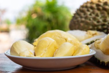 Durian, Tayland 'da bir meyve kralıdır ve Asya meyvelerinin, tarım çiftliğindeki Tay sokak yiyecekleri ve meyve pazarından alınabilecek çivili ve tatlı bir kabuğu vardır.