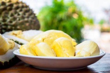Durian, Tayland 'da bir meyve kralıdır ve Asya meyvelerinin, tarım çiftliğindeki Tay sokak yiyecekleri ve meyve pazarından alınabilecek çivili ve tatlı bir kabuğu vardır.