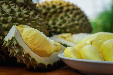 Durian, Tayland 'da bir meyve kralıdır ve Asya meyvelerinin, tarım çiftliğindeki Tay sokak yiyecekleri ve meyve pazarından alınabilecek çivili ve tatlı bir kabuğu vardır.