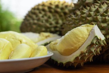 Durian, Tayland 'da bir meyve kralıdır ve Asya meyvelerinin, tarım çiftliğindeki Tay sokak yiyecekleri ve meyve pazarından alınabilecek çivili ve tatlı bir kabuğu vardır.