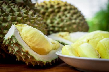 Durian, Tayland 'da bir meyve kralıdır ve Asya meyvelerinin, tarım çiftliğindeki Tay sokak yiyecekleri ve meyve pazarından alınabilecek çivili ve tatlı bir kabuğu vardır.