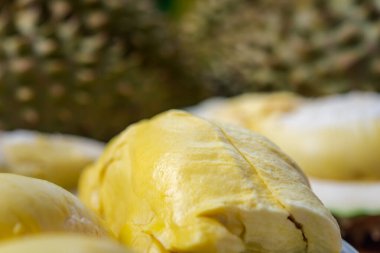 Durian, Tayland 'da bir meyve kralıdır ve Asya meyvelerinin, tarım çiftliğindeki Tay sokak yiyecekleri ve meyve pazarından alınabilecek çivili ve tatlı bir kabuğu vardır.