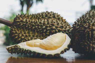 Durian, Tayland 'da bir meyve kralıdır ve Asya meyvelerinin, tarım çiftliğindeki Tay sokak yiyecekleri ve meyve pazarından alınabilecek çivili ve tatlı bir kabuğu vardır.