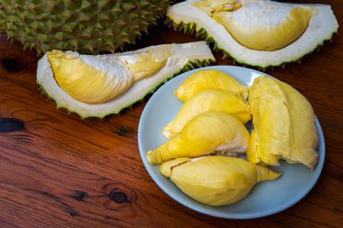 Durian, Tayland 'da bir meyve kralıdır ve Asya meyvelerinin, tarım çiftliğindeki Tay sokak yiyecekleri ve meyve pazarından alınabilecek çivili ve tatlı bir kabuğu vardır.
