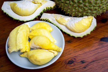 Durian, Tayland 'da bir meyve kralıdır ve Asya meyvelerinin, tarım çiftliğindeki Tay sokak yiyecekleri ve meyve pazarından alınabilecek çivili ve tatlı bir kabuğu vardır.