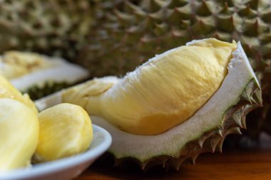 Durian, Tayland 'da bir meyve kralıdır ve Asya meyvelerinin, tarım çiftliğindeki Tay sokak yiyecekleri ve meyve pazarından alınabilecek çivili ve tatlı bir kabuğu vardır.