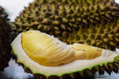 Durian, Tayland 'da bir meyve kralıdır ve Asya meyvelerinin, tarım çiftliğindeki Tay sokak yiyecekleri ve meyve pazarından alınabilecek çivili ve tatlı bir kabuğu vardır.