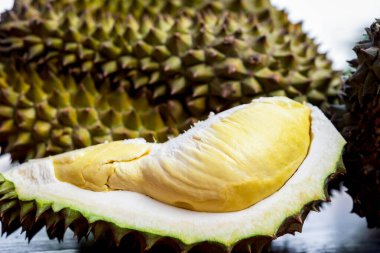 Durian, Tayland 'da bir meyve kralıdır ve Asya meyvelerinin, tarım çiftliğindeki Tay sokak yiyecekleri ve meyve pazarından alınabilecek çivili ve tatlı bir kabuğu vardır.