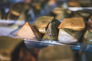 Nian gao, Çin 'in yeni yıl pastası veya yeni yıl pastası, Çin mutfağında yenen ve glutinöz pirinç unundan yapılan tatlı bir yemektir. Ayrıca pirinç keki olarak da bilinir..