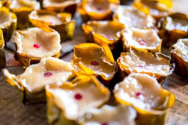 Nian gao, Çin 'in yeni yıl pastası veya yeni yıl pastası, Çin mutfağında yenen ve glutinöz pirinç unundan yapılan tatlı bir yemektir. Ayrıca pirinç keki olarak da bilinir..