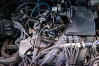 Araba tamircisi araba tamirhanesinde motor yağını boşaltıyor. Araba motorunun yağını değiştirmek için.