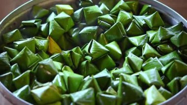 Nian gao, Çin 'in yeni yıl pastası veya yeni yıl pastası, Çin mutfağında yenen ve glutinöz pirinç unundan yapılan tatlı bir yemektir. Ayrıca pirinç keki olarak da bilinir..