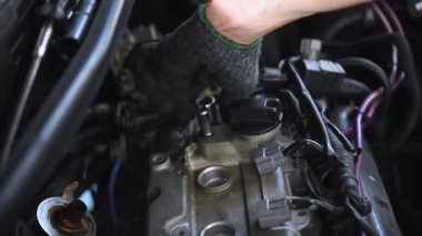 Araba tamircisi veya servis elemanı, araba garajında veya tamirhanesinde tamir ve onarım sorunu olup, araç motoru (Vana Ayarı) olup deşilir.