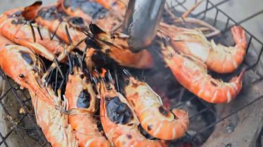 Izgara karides (Dev tatlı su karidesi) Bangkok Tayland 'da Tayland sokak gıda pazarında ya da restoranda mangal kömürü satışı