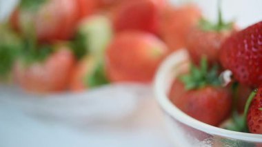 Çilek kırmızı taze meyve rengidir ve Tayland sokak yiyecekleri ve meyve pazarında konsept gıda ve meyvelerde satılık tatlı suludur.