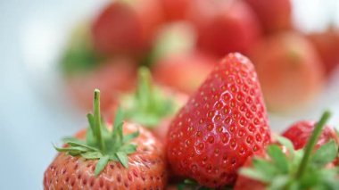 Çilek kırmızı taze meyve rengidir ve Tayland sokak yiyecekleri ve meyve pazarında konsept gıda ve meyvelerde satılık tatlı suludur.