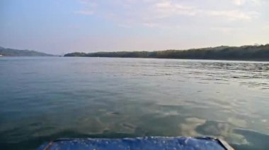 Turist long tail tekne ile güneş saat akşam ışık tarafından Songkaria nehrinde yelken tarafından ne zaman tatil seyahat relax için