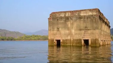 Sangkhla buri Kanchanaburi, Tayland, Thailand, seyahat görünmeyen bir baraj inşa dan Wat Wang Wiwekaram su altında eski yapısını, Songkaria Nehri'nin yatay olduğunu