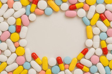 Yapay zeka, çeşitli renkli tabletleri ve kapsülleri içeren, temiz beyaz merkezli, ilaç ve sağlık hizmetleri kavramları için mükemmel dairesel düzende, canlı tıbbi görüntüler üretti.