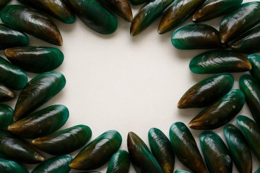 Yapay zeka, parlak mavi-siyah kabuklu taze midyelerin temiz beyaz arka plana karşı kaliteli deniz ürünleri kalitesini düzgünce sergilemesini sağladı.