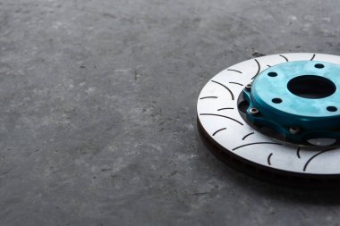 Araba tamircisi ya da tamirci araba tamirhanesinde ya da tamirhanede tamir ve onarım sorunları için disk freni ve asbest fren pedlerini kontrol ediyor.