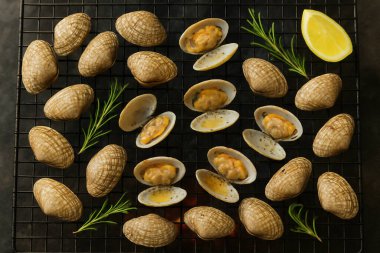 Yapay zeka kömürün üzerinde ızgara yapılmış taze çizgili istiridyelerin üst görüntüsünü oluşturdu, bazı kabuklar içerideki eti ortaya çıkardı. Dumanlı aromayla mükemmel pişirilmiş, tuzlu ve karabiberli, süslenmiş.