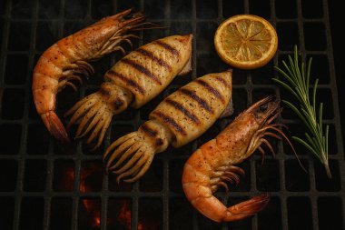 Yapay zeka kömür üzerine ızgara mürekkep balığı ve karidesi doğal ışıkta biberiye ve limonla birlikte dumanlı ve sulu dokuları ve iştah açıcı kömür izlerini gösterdi.