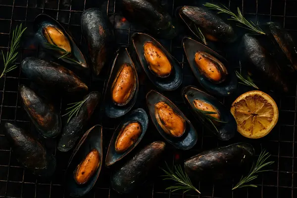 Yapay zeka kömür ızgarasında ızgara midye ve biberiye ve limon içeren dumanlı, sulu dokuya ve sıcak doğal aydınlatmaya sahip üst düzey bir görüntü oluşturdu.