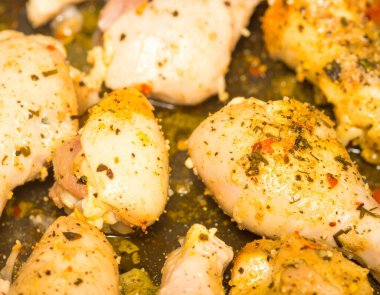 Yapay zeka, kömür ızgarasında ızgara tavuk bifteği ve hafif dumanla sulu ve hassas bir görüntü oluşturdu. Tuz ve karabiber ile tatlandırılmış, biberiye filizi ile süslenmiş.