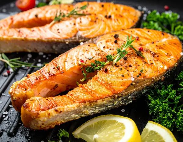 Yapay zeka kömürün üzerinde ızgara yapılmış, çıtır çıtır deri ve hafif dumanla mükemmel pişirilmiş lezzetli somon bifteği parçaları üretti. Tuz ve karabiberle tatlandırılmış, taze biberiyeyle süslenmiş..