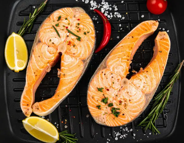 Yapay zeka kömürün üzerinde ızgara yapılmış, çıtır çıtır deri ve hafif dumanla mükemmel pişirilmiş lezzetli somon bifteği parçaları üretti. Tuz ve karabiberle tatlandırılmış, taze biberiyeyle süslenmiş..