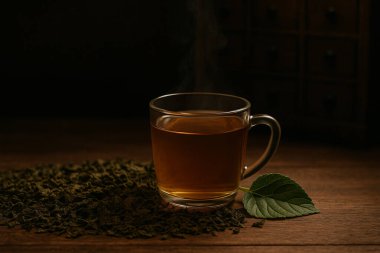 Yapay zeka cam bardakta sıcak dut çayı, buharda kurutulmuş dut yaprakları ve ahşap masa üzerinde taze bir yaprak üretti.