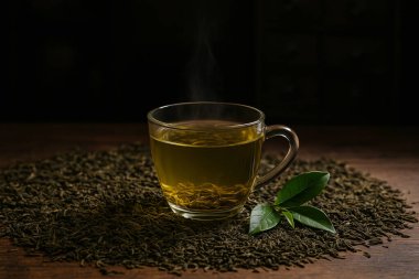 Yapay zeka, ahşap masa üzerinde kurumuş yeşil yapraklı bitki çayı ve doğal iyileştirici elementlerle sıcak ve sakinleştirici atmosferi hazırlayan antika eczacıda buharda çay fincanı üretti.