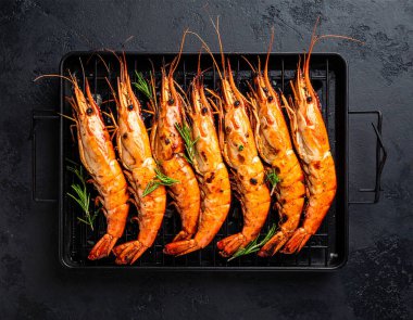 Yapay zeka kömürün üzerinde ızgara yapılmış, dumanlı aroması ve sulu dokusuyla mükemmel pişirilmiş prim büyüklüğünde nehir karideslerinin üst görüntüsünü oluşturdu. Tuz ve karabiberle tatlandırılmış, taze biberiyeyle süslenmiş..