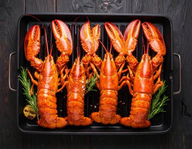 Yapay zeka, mangal kömürü üzerine ızgara yapılmış, dumanlı aroma ve sulu etle mükemmel pişirilmiş ıstakozların birinci sınıf görüntüsünü oluşturdu. Tuz ve karabiberle tatlandırılmış, taze biberiyeyle süslenmiş..