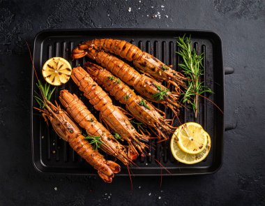 Yapay zeka kömürün üzerinde ızgara yapılmış taze peygamber devesi karidesinin üst görüntüsünü oluşturdu, dumanlı aroma ve sulu etle mükemmel pişirildi. Biberiye ve limon dilimleriyle süslenmiş tuzlu ve karabiberli..