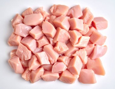 Yapay zeka, temiz beyaz arka planda canlı bir renkle çeşitli parçalardan kesilmiş taze çiğ tavuk eti görüntüsü oluşturdu.