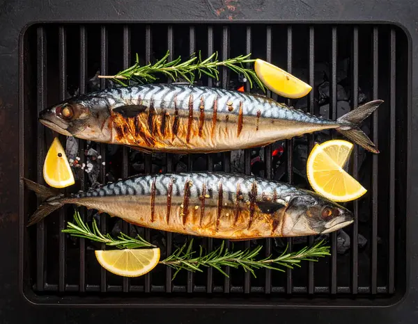 Yapay zeka kömürün üzerinde ızgara yapılmış taze uskumruların üst görüntüsünü oluşturdu, çıtır çıtır deri ve hafif dumanla mükemmel pişirildi. Biberiye ve limon dilimleriyle süslenmiş tuzlu ve karabiberli..