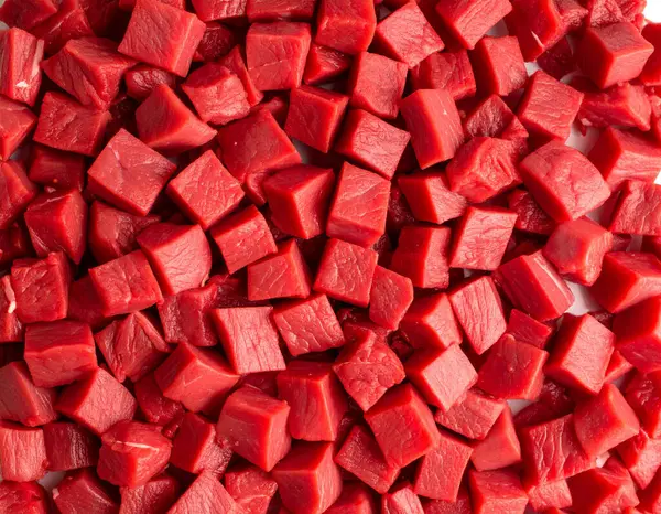 Yapay zeka, temiz beyaz arka planda çeşitli parçalardan kesilmiş taze et parçalarının üst görüntüsünü oluşturdu.