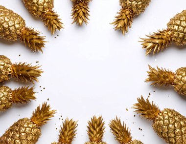 Yapay zeka, parlak su damlacıklarıyla dairesel düzenlenmiş altın ananasların canlı görüntüsünü oluşturdu. Dikenli başlıklarını ve temiz beyaz arka plana karşı taze tropikal tatlılıklarını sergiledi.