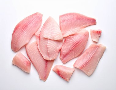 Yapay zeka, taze çiğ barramundi balığının birinci sınıf fileto ve parçalar halinde kesilmiş temiz beyaz alanda parlak doku ve canlı renkler sergilemesini sağladı.