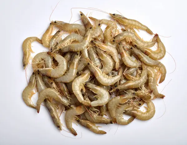 Yapay zeka, şeffaf kabukları ve hassas özellikleri olan taze nehir karideslerinin temiz beyaz arka plana karşı doğal güzelliklerini sergiliyordu.