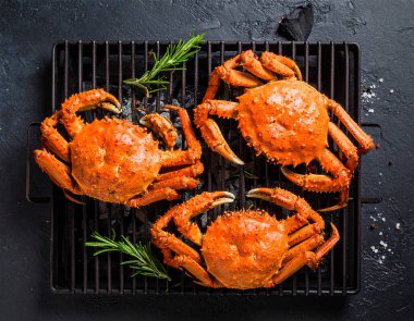 Yapay zeka, kömürün üzerinde ızgara yapılmış, dumanlı aroma ve sulu etle mükemmel pişirilmiş Alaska kral yengecinin birinci sınıf görüntüsünü oluşturdu. Tuz ve karabiber ile tatlandırılmış, biberiye filizi ile süslenmiş.